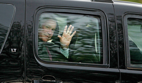 Bush ukazuje gesto z limuzíny